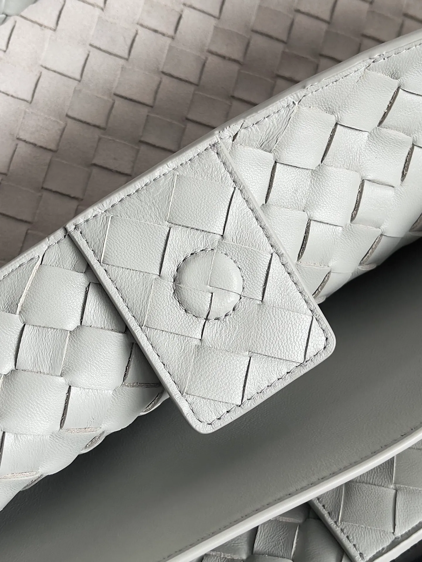 Batch 3760 Recently, the same style of bag that celebrities love is both high-end and practical. Michelle Yeoh, Kim Namjoon, Jing Boran, Tong Liya, Sun Qian, Wu Qianyu, Du Juan, Ma Yili and Bai Baihe are all carrying Bottega Veneta summer series Andiamo handbags. Andiamo has a simple structure and rounded lines. The whole piece is made of Nappa leather. It is comfortable, soft and dynamic. It adds interest to daily life and can be easily matched with various styles. Andiamo handbags are available in three sizes: small, medium and large. There are many colors to choose from, which can meet different needs. You can really carry it whether it is daily or attending events. Style number: 743575 Size: 45*22*34cm